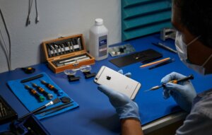 Apple repair store
